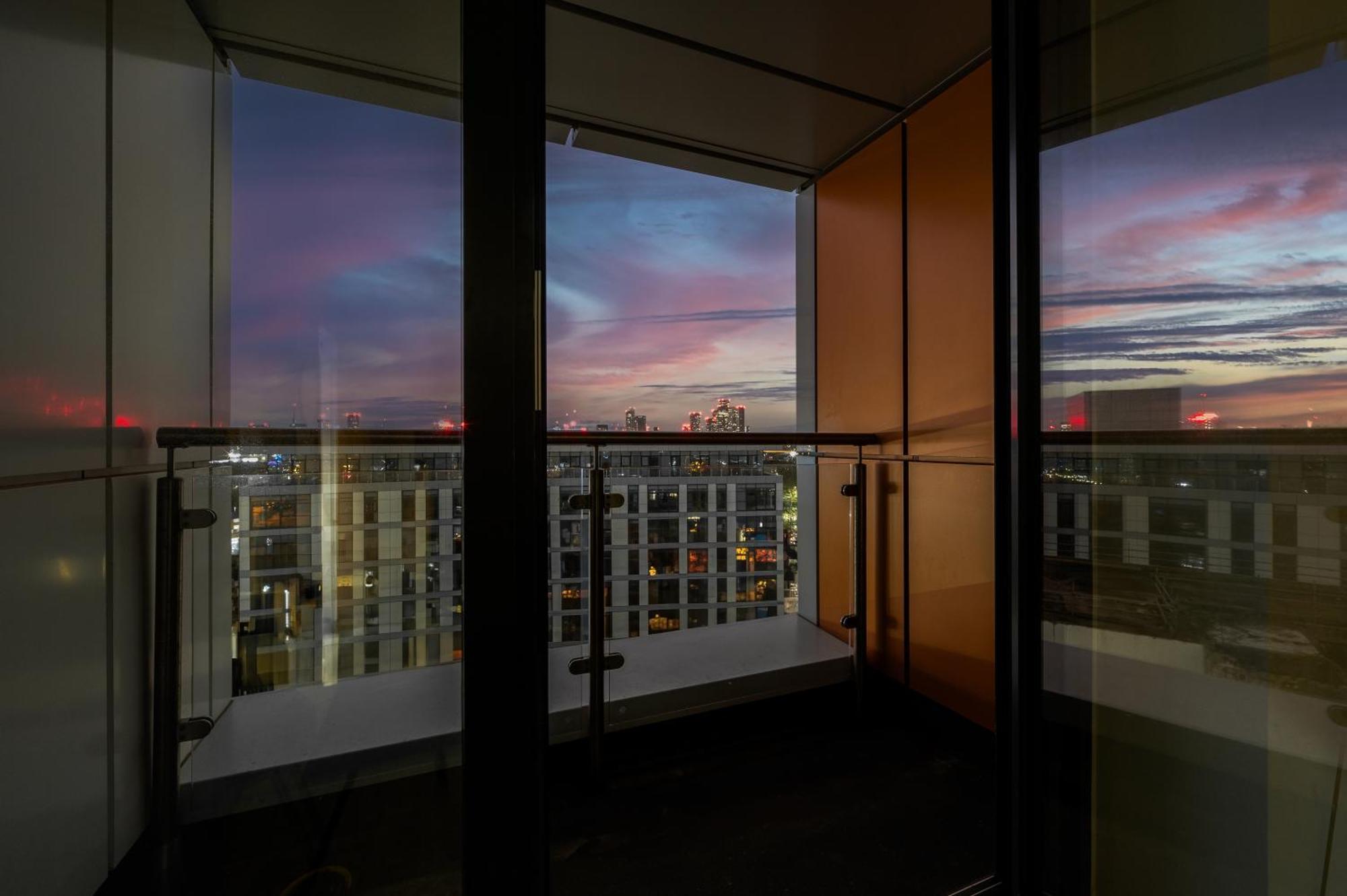 Stylish & Spacious Salford Quays One Bedroom High Floor Apartment With Balcony Manchester Exteriör bild