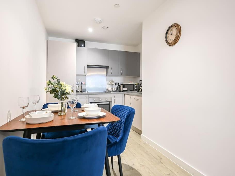 Stylish & Spacious Salford Quays One Bedroom High Floor Apartment With Balcony Manchester Exteriör bild